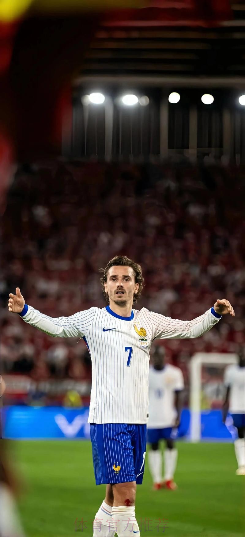 库尔图瓦:姆巴佩做出了很多牺牲 我们必须支持他 库尔图瓦:姆巴佩做出了很多牺牲 我们必须支持他